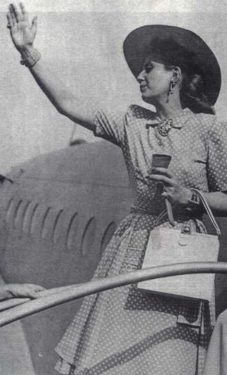 EVA PERON SALUDANDO