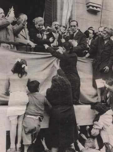 EVA PERON EN BALCON