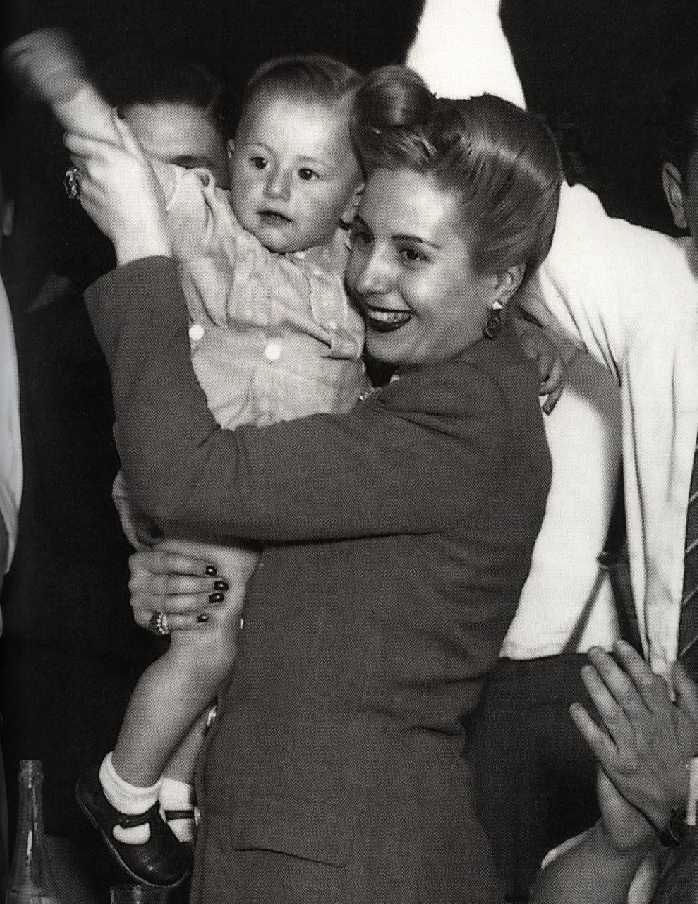 EVA PERON CON NI&Ntilde;O EN BRAZOS