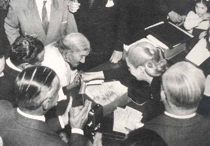 EVA PERON Y ANCIANA