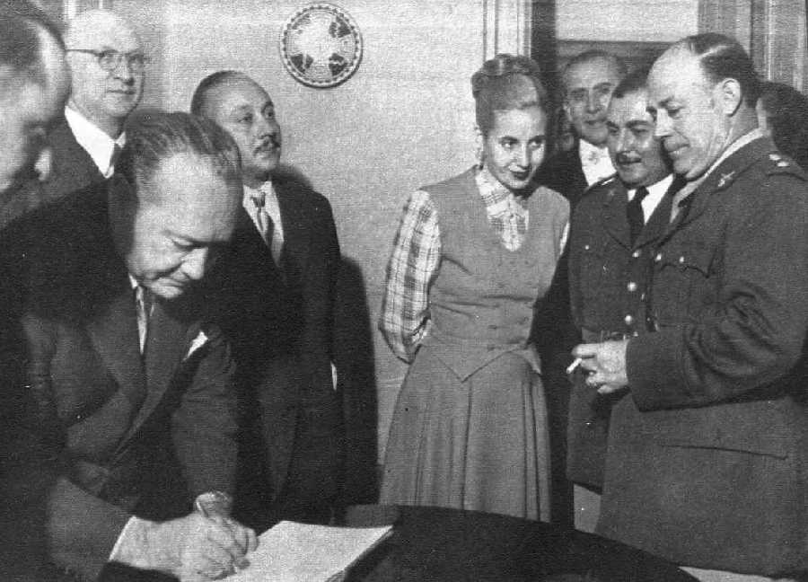 EVA PERON ENTRE MILITARES Y POLITICOS