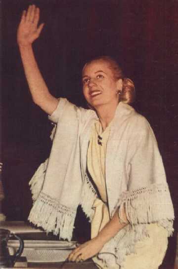 EVA PERON CON CHAL, SALUDANDO