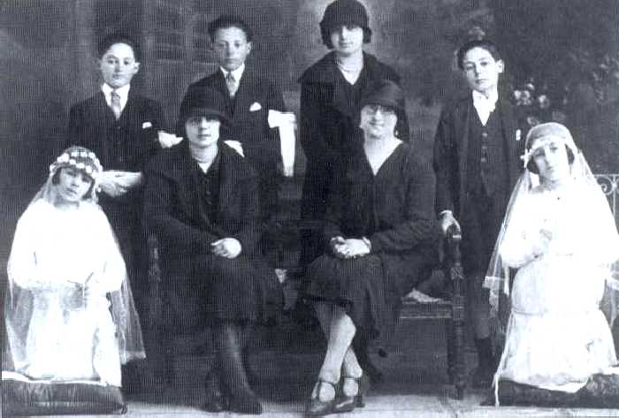 EVA DUARTE EN LA PRIMERA COMUNICON A LA IZQUIERDA