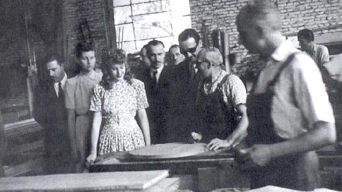 EVA PERON VISITANDO UNA FABRICA