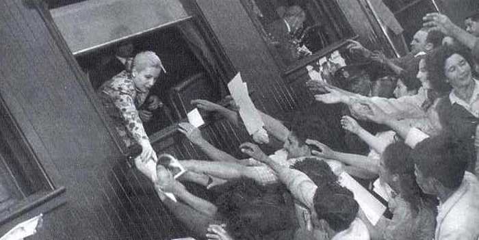 EVA PERON CONTACTANDO CON SU PUEBLO