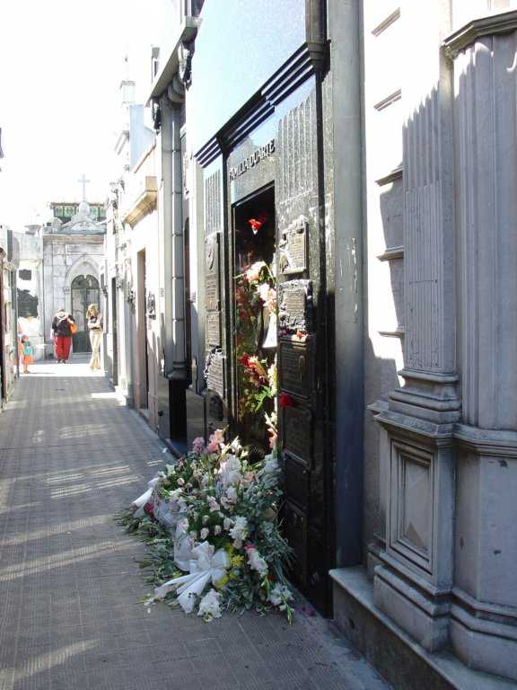 TUMBA DE EVA PERON EN EL CEMENTERIO DE LA RECOLETA